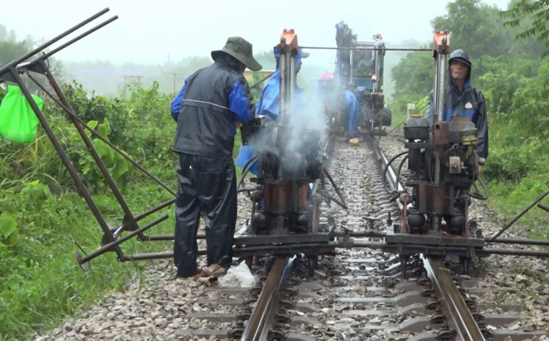 Fixing the problem of railway being washed away by flood water. Photo: Nguyen Dong.