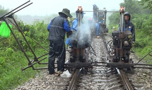 Khắc phục sự cố đường sắt bị nước lũ cuốn trôi. Ảnh: Nguyên Đồng.