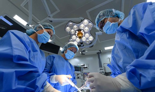 Tăng phụ cấp cho nhân viên y tế là cần thiết. Ảnh: Ngọc Trâm