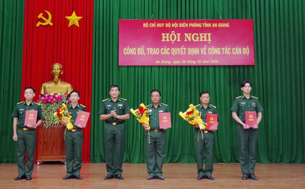 Trao quyet dinh nghi cho huu, quyet dinh bo nhiem, quyet dinh can bo phuc vien cho cac si quan quan doi. Anh: Tuan Kiet