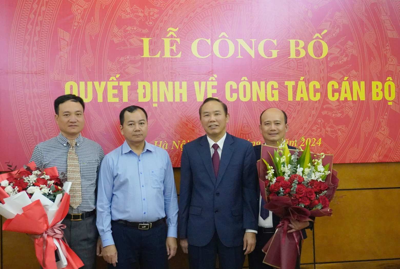 Ong Vu Duyen Hai, Truong phong Phong Khai thac thuy san va ong Pham Quang Toan, Truong phong Ke hoach - Tai chinh, duoc bo nhiem giu chuc Pho Cuc truong Cuc Thuy san. Anh: Hong Tham.