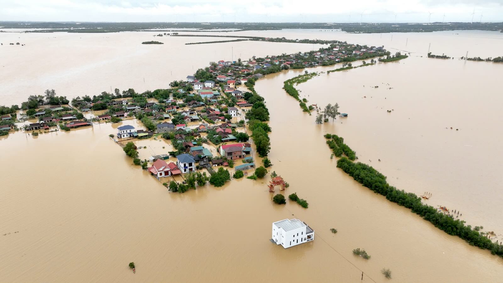 Le Thuy district has many houses submerged in water. Photo: C. Nguyen
