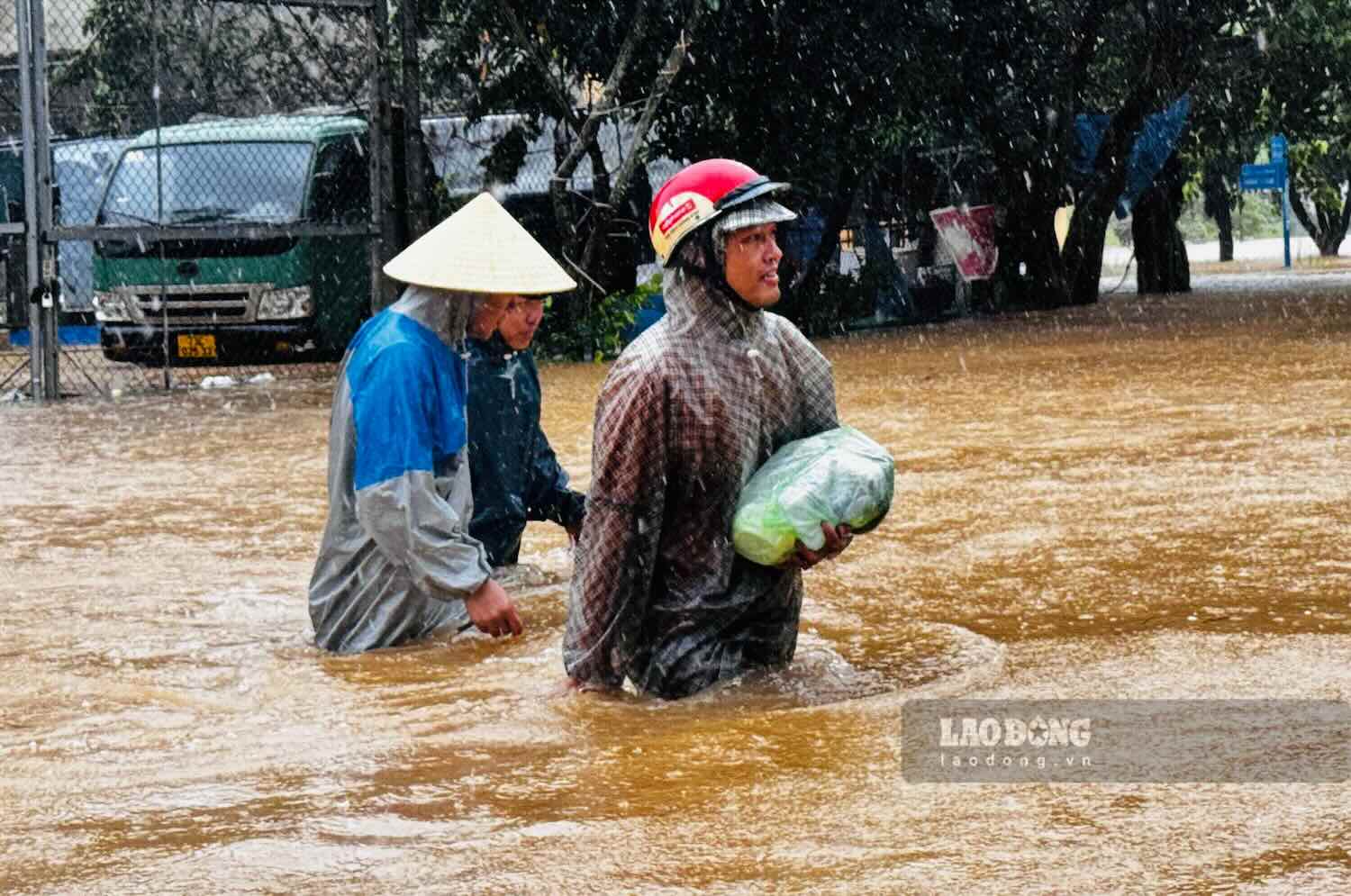 Nuoc nhieu noi ngap sau gan 1m. Anh: Cong Sang