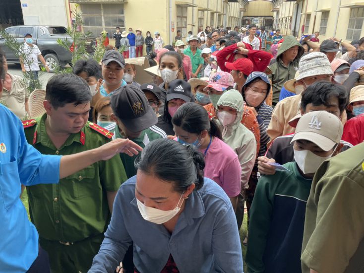 Workers of Hoang Sinh Company have been owed wages for a long time. Photo: Dinh Trong