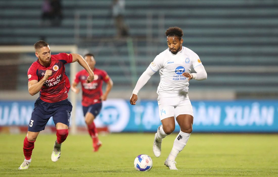 Nam Dinh Club lost 0-3 to Hanoi Police in round 5 of V.League 2024-2025. Photo: NDFC