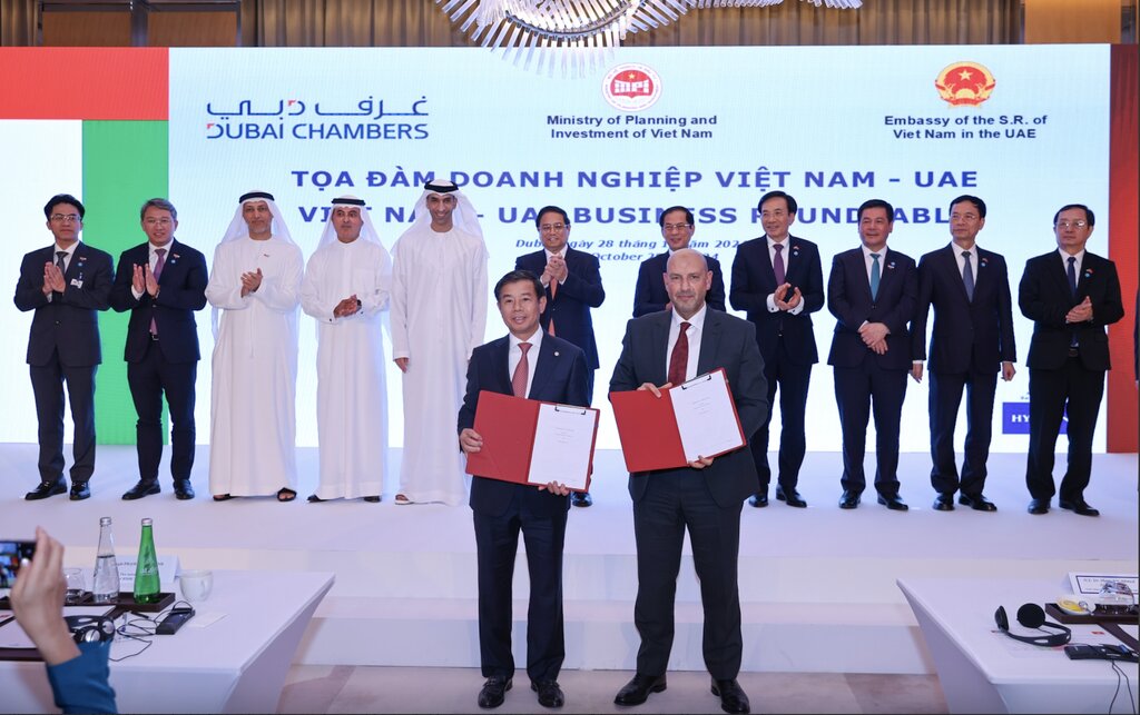 Prime Minister Pham Minh Chinh and delegates witnessed the handover ceremony of 10 cooperation documents between Vietnamese and UAE enterprises. Photo: VGP