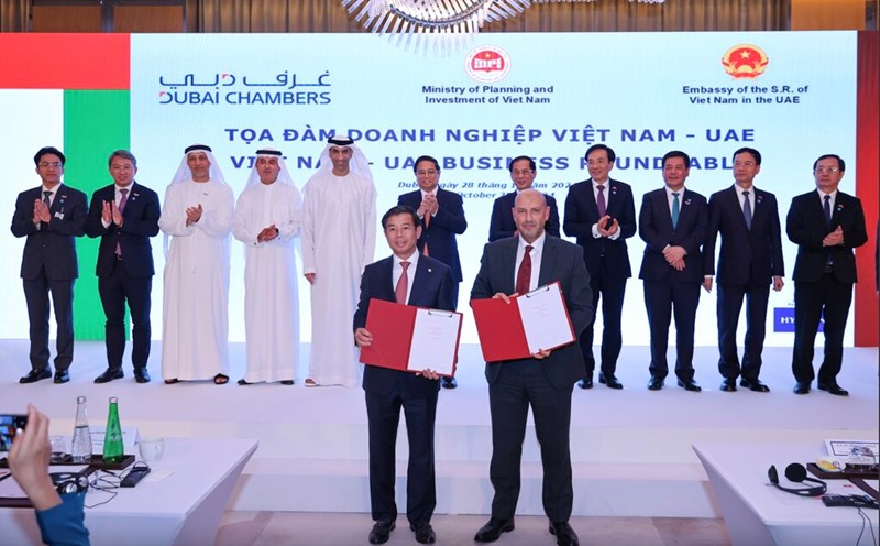 Prime Minister Pham Minh Chinh and delegates witnessed the handover ceremony of 10 cooperation documents between Vietnamese and UAE enterprises. Photo: VGP
