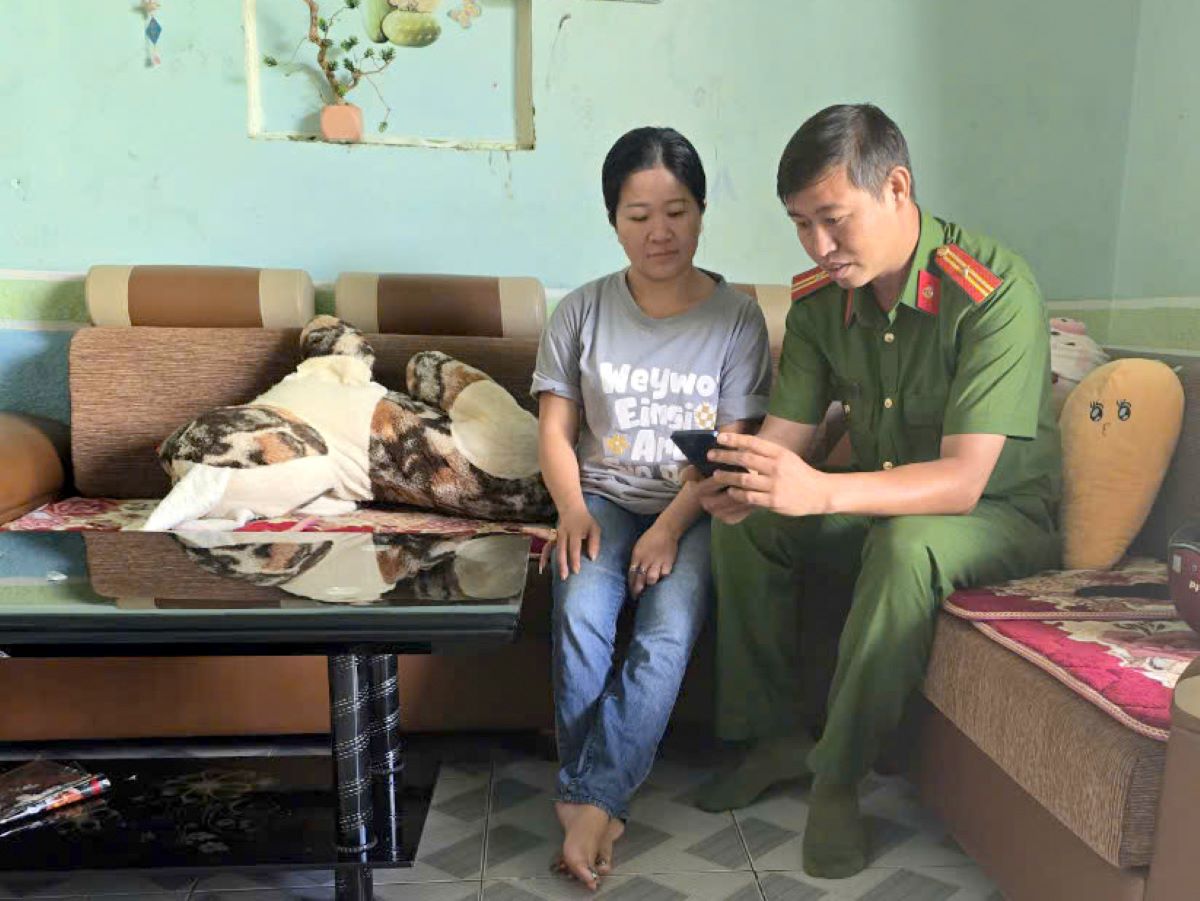 Hỗ trợ người dân phòng chống lừa đảo qua mạng. Ảnh: Hoài Thanh