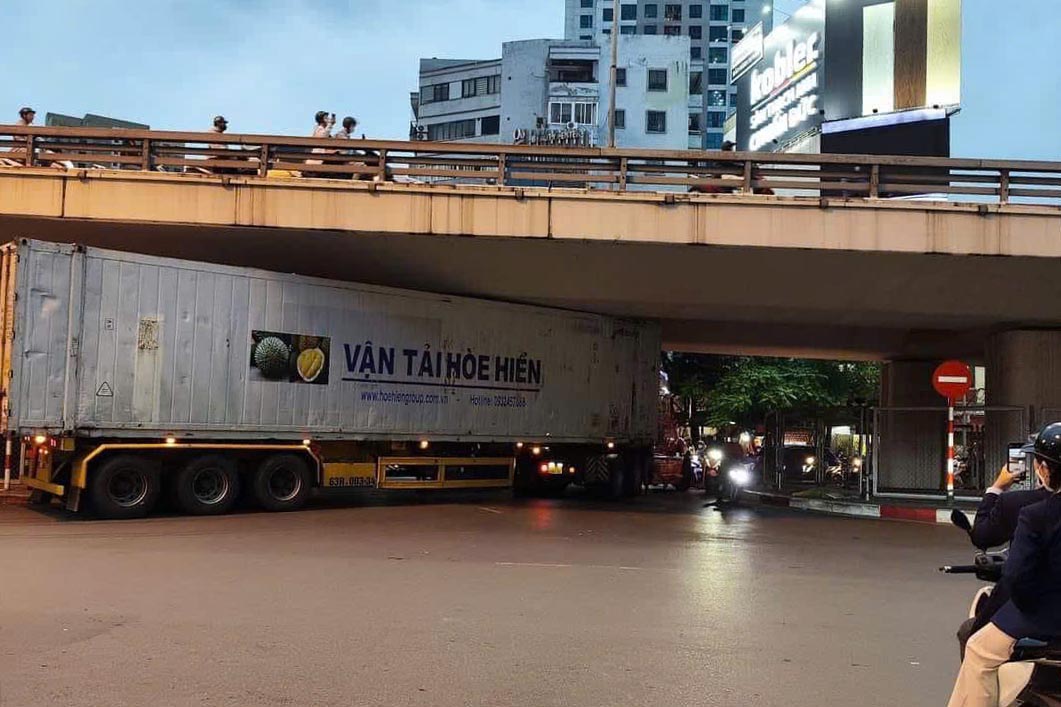 Container truck hits the underside of Nga Tu So overpass. Photo: D. Linh