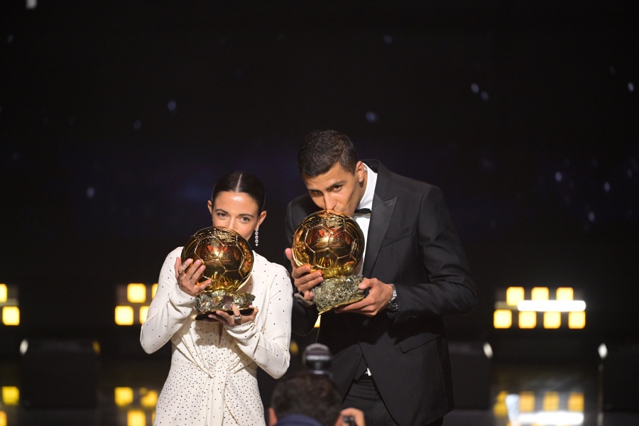 Rodri cung Qua bong vang nu Aitana Bonmati. Anh: Ballon d'Or