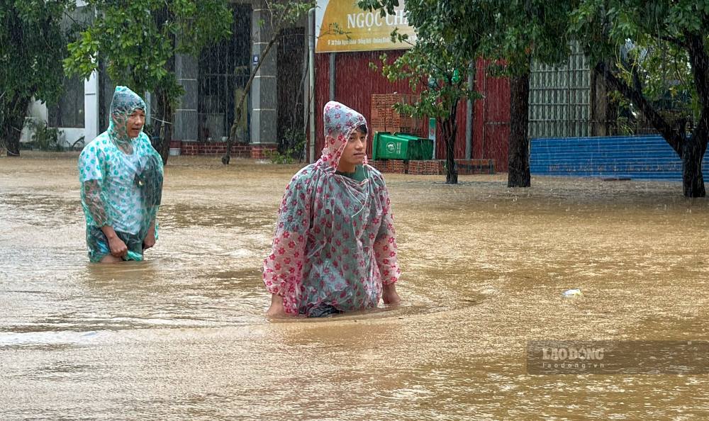 Nhiều nơi ngập sâu, người dân di chuyển khó khăn. Ảnh: Công Sáng