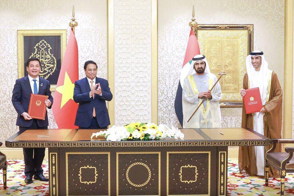The two leaders witnessed the signing ceremony of the Comprehensive Economic Partnership Agreement (CEPA) between Vietnam and the UAE. Photo: VGP