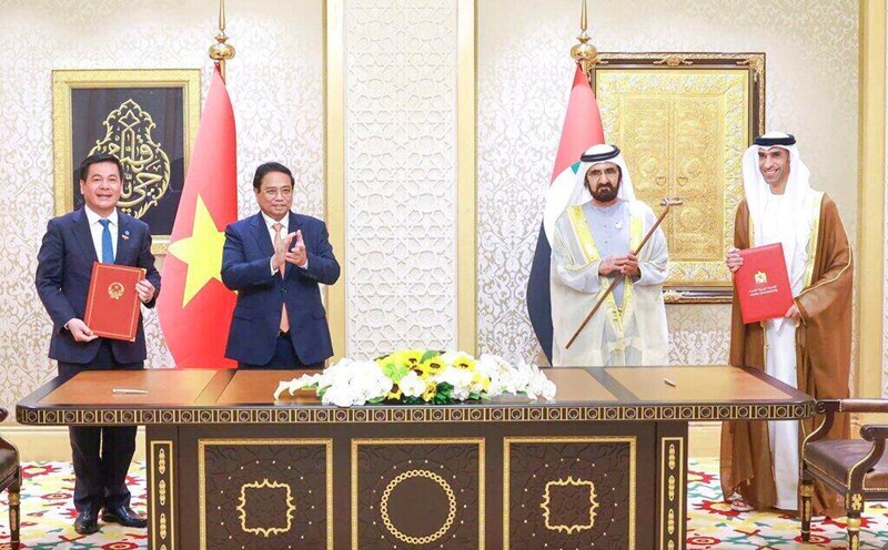 The two leaders witnessed the signing ceremony of the Comprehensive Economic Partnership Agreement (CEPA) between Vietnam and the UAE. Photo: VGP