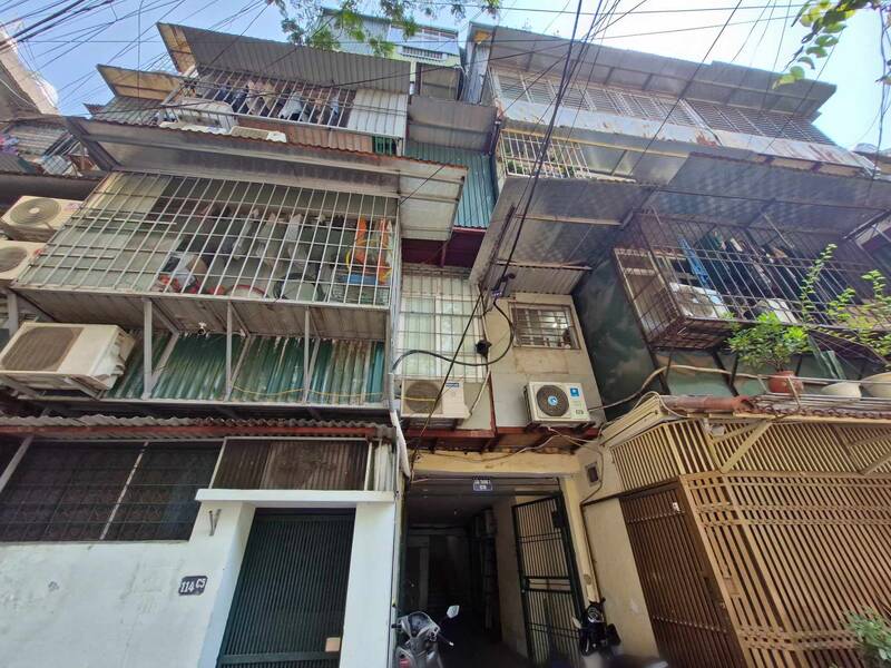 The old apartment building segment in Hanoi is attracting a lot of attention. Photo: Thu Giang