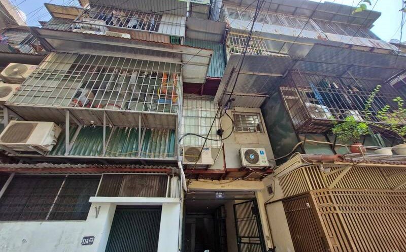 The old apartment building segment in Hanoi is attracting a lot of attention. Photo: Thu Giang