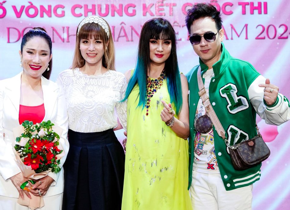 Nguyen Vu and the judges of the contest. Photo: Di Py.