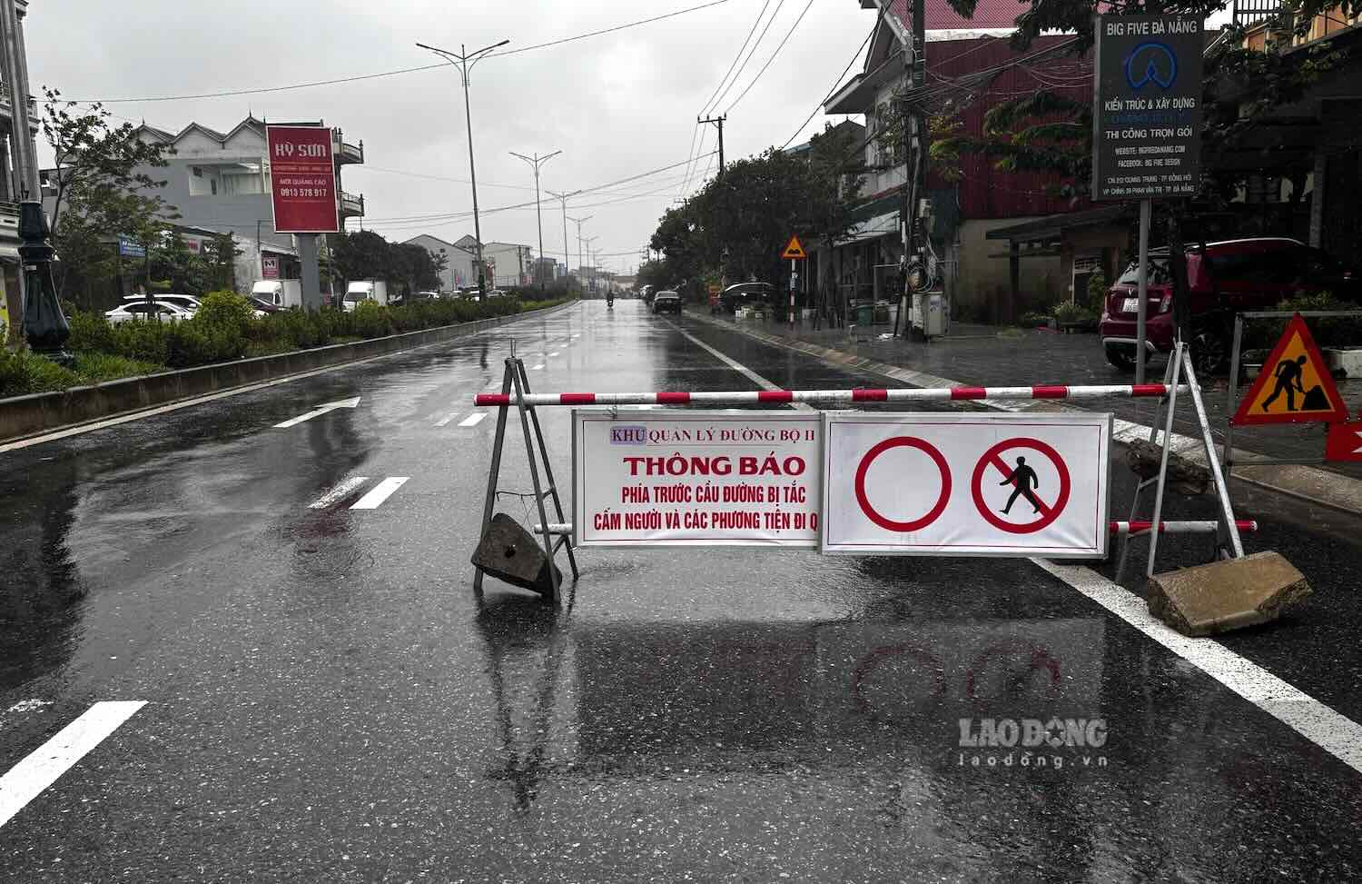 Many National Highway 1 routes in Quang Binh province were flooded, provincial traffic police showed drivers the way to avoid the flood. Photo: Cong Sang