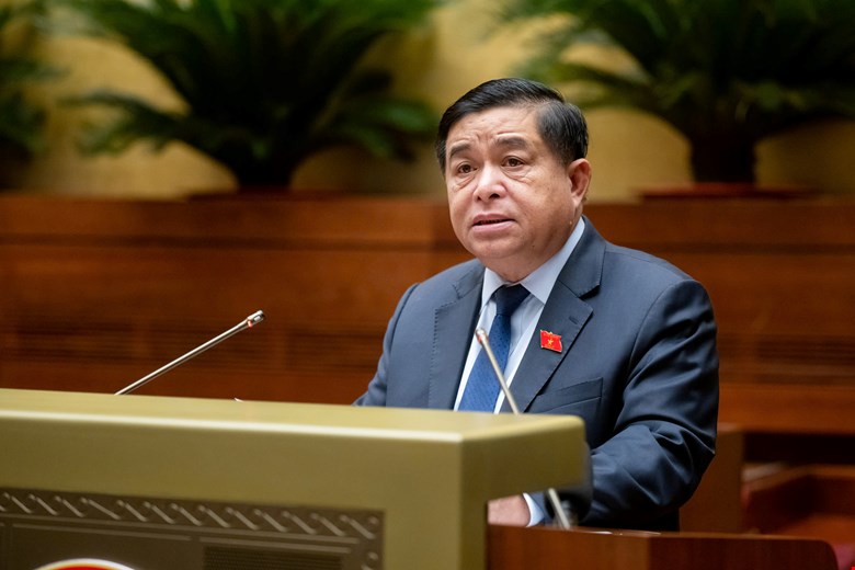 Minister of Planning and Investment Nguyen Chi Dung presented the draft Law on Public Investment (amended). Photo: Pham Thang