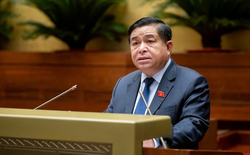 Minister of Planning and Investment Nguyen Chi Dung presented the draft Law on Public Investment (amended). Photo: Pham Thang