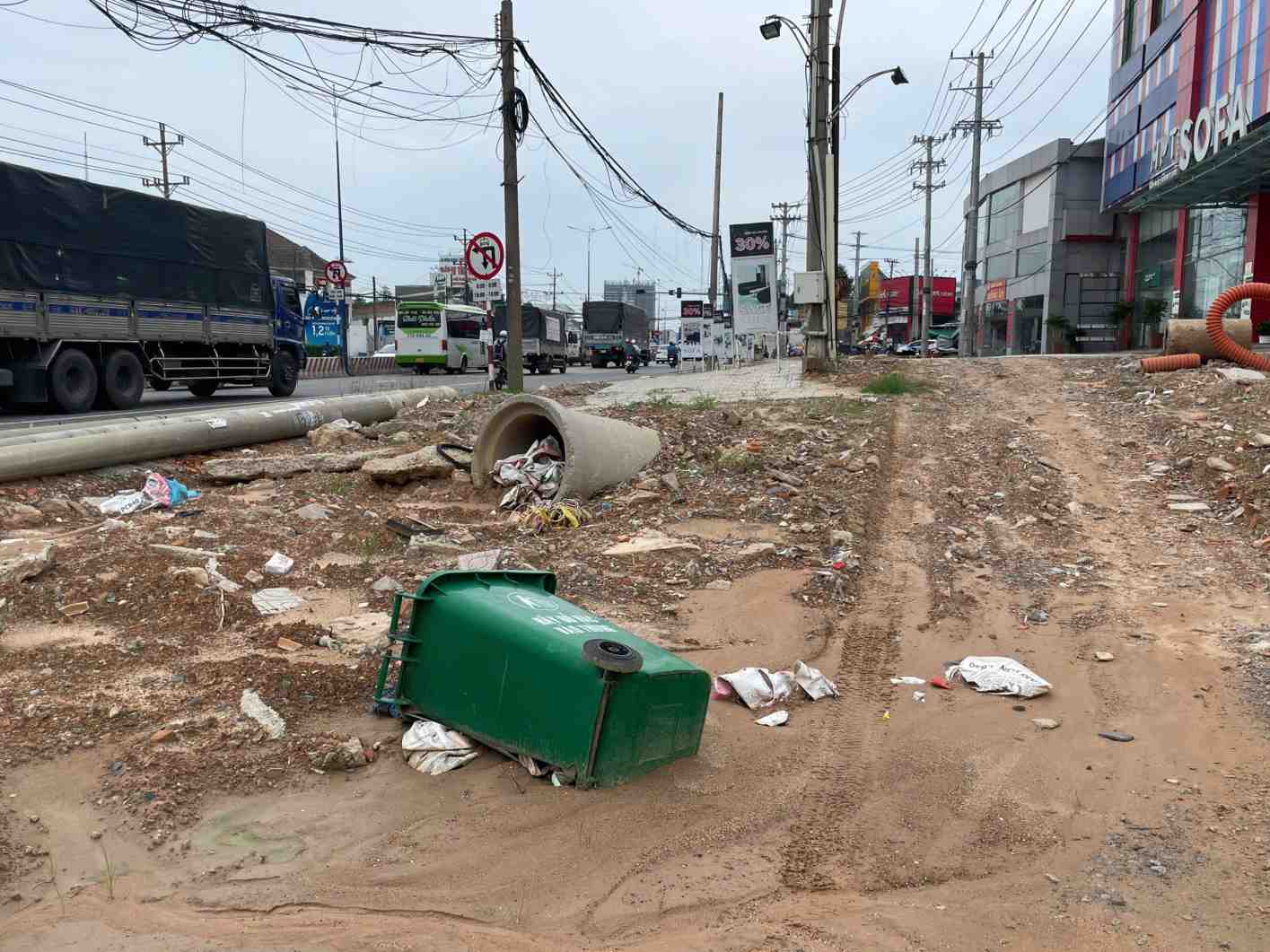 Cong truong du an mo rong Quoc lo 13 ngon ngang doan qua nga tu Thien Hoa. Anh: Dinh Trong