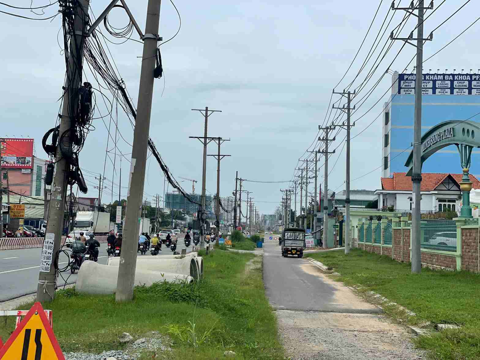 Hang cot dien moi da duoc trong, cot dien cu van chua duoc di doi. Anh: Dinh Trong