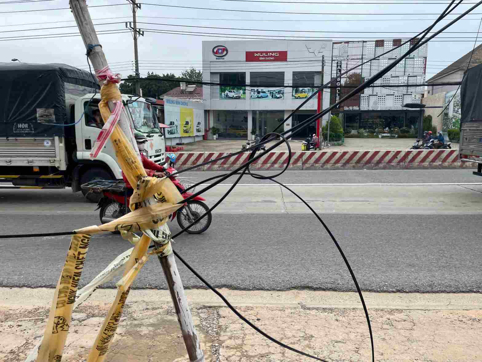 Day cap thong xuong duong. Anh: Dinh Trong