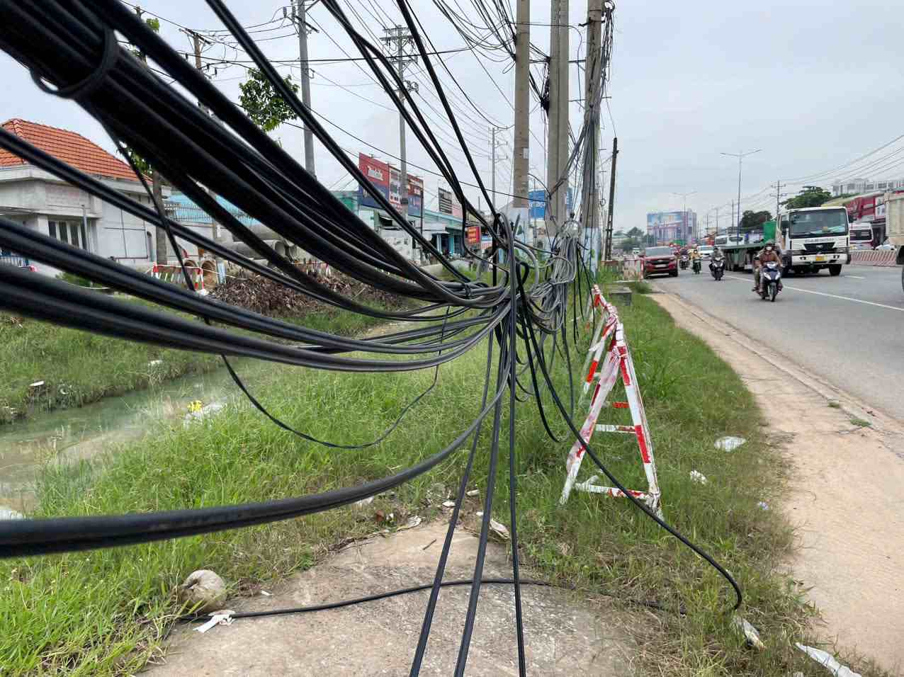 The National Highway 13 expansion project is behind schedule, the construction site is in disarray. Photo: Dinh Trong