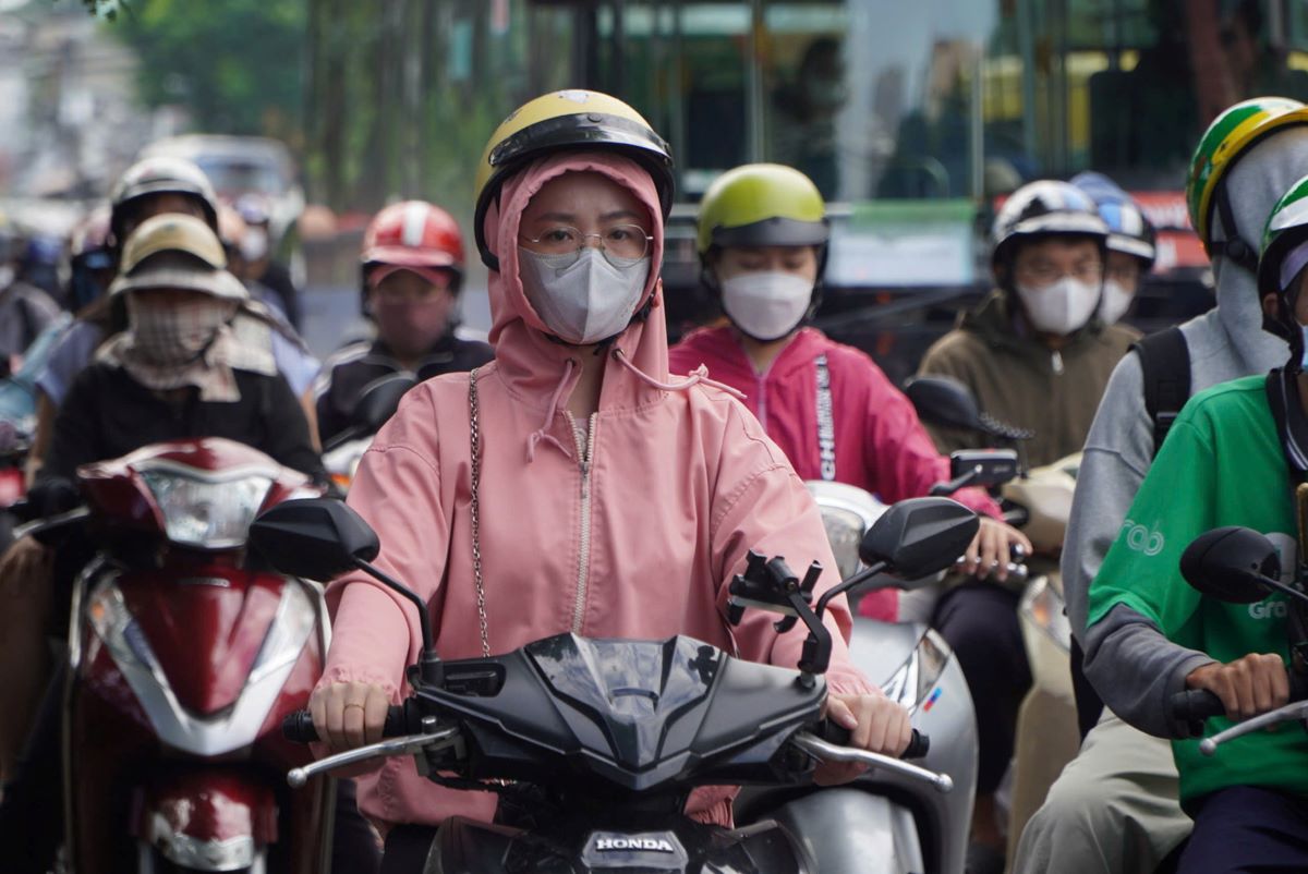 “8h30 moi den gio lam nhung hom nao cung khoang 7h30 la toi roi nha di roi du nha cach cho lam chi khoang 6km. Nhung hom troi mua, tinh trang ket xe con dien ra phuc tap hon, co the con bi tre gio lam“, chi Hoang Thi Oanh (Quan 7) chia se. 