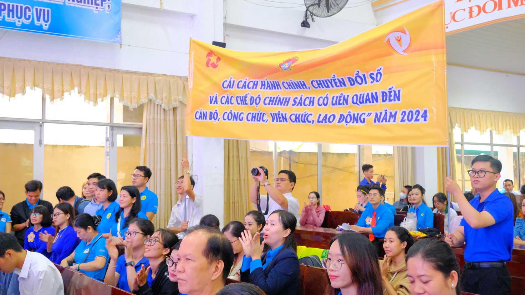 Cac co dong vien co vu nhiet tinh. Anh: My Ly