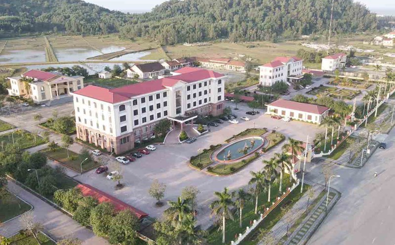 After the administrative unit arrangement with the reduction of Loc Ha district, there will be a series of redundant headquarters in this district. Photo: Ha Loc.