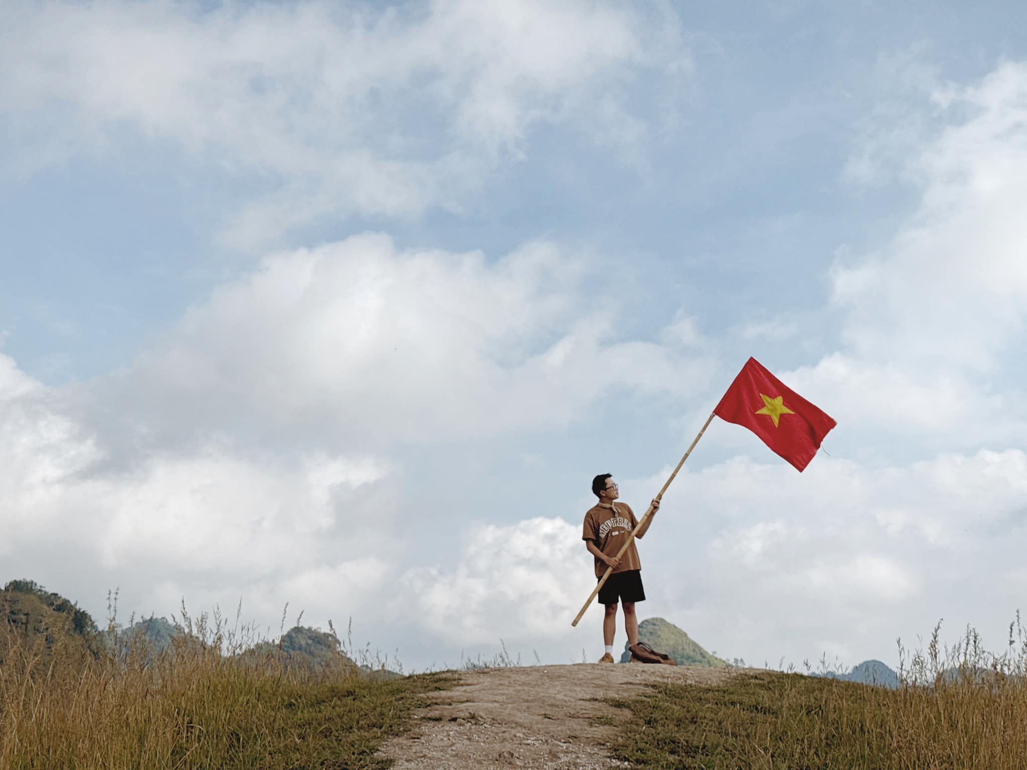 Theo anh Minh, duong di den doi co chay kha de dang. Tu thi tran Thanh Nhat (huyen Ha Lang), du khach di khoang 6-7km bang o to hay xe may deu duoc. Khi den nga ba xom Khum Din, cach UBND xa Vinh Quy 3km, re phai vao duong be tong nho va di chuyen tiep khoang hon 3km la den doi co Ba Quang.