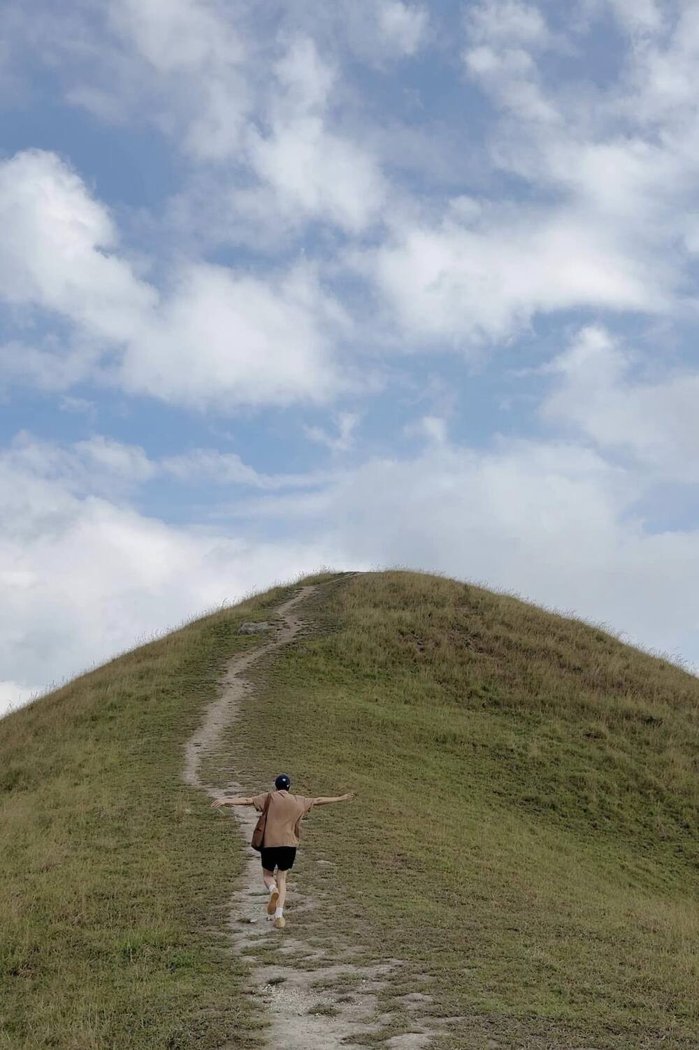 Toi day, du khach phai de xe o duoi va leo bo tam 700m, mat khoang 15 phut. Day la khu vuc doi cao nen co the chup bao quat toan canh bai co chay, cho ra nhung buc anh “song ao” cuc chat va nghe thuat. Anh: NVCC