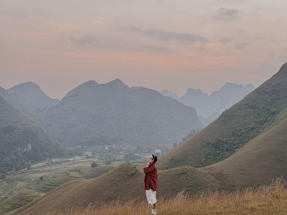 Ben canh nhung diem den quen thuoc nhu thac Ban Gioc, nui Mat Than... doi co chay Ba Quang (Vinh Quy) cung la diem den thu hut nhieu khach du lich tai Cao Bang.