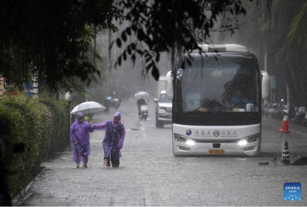 Thoi tiet vung ven bien Trung Quoc dang chiu anh huong kep cua bao Tra Mi va bao Kong-rey. Anh: Xinhua