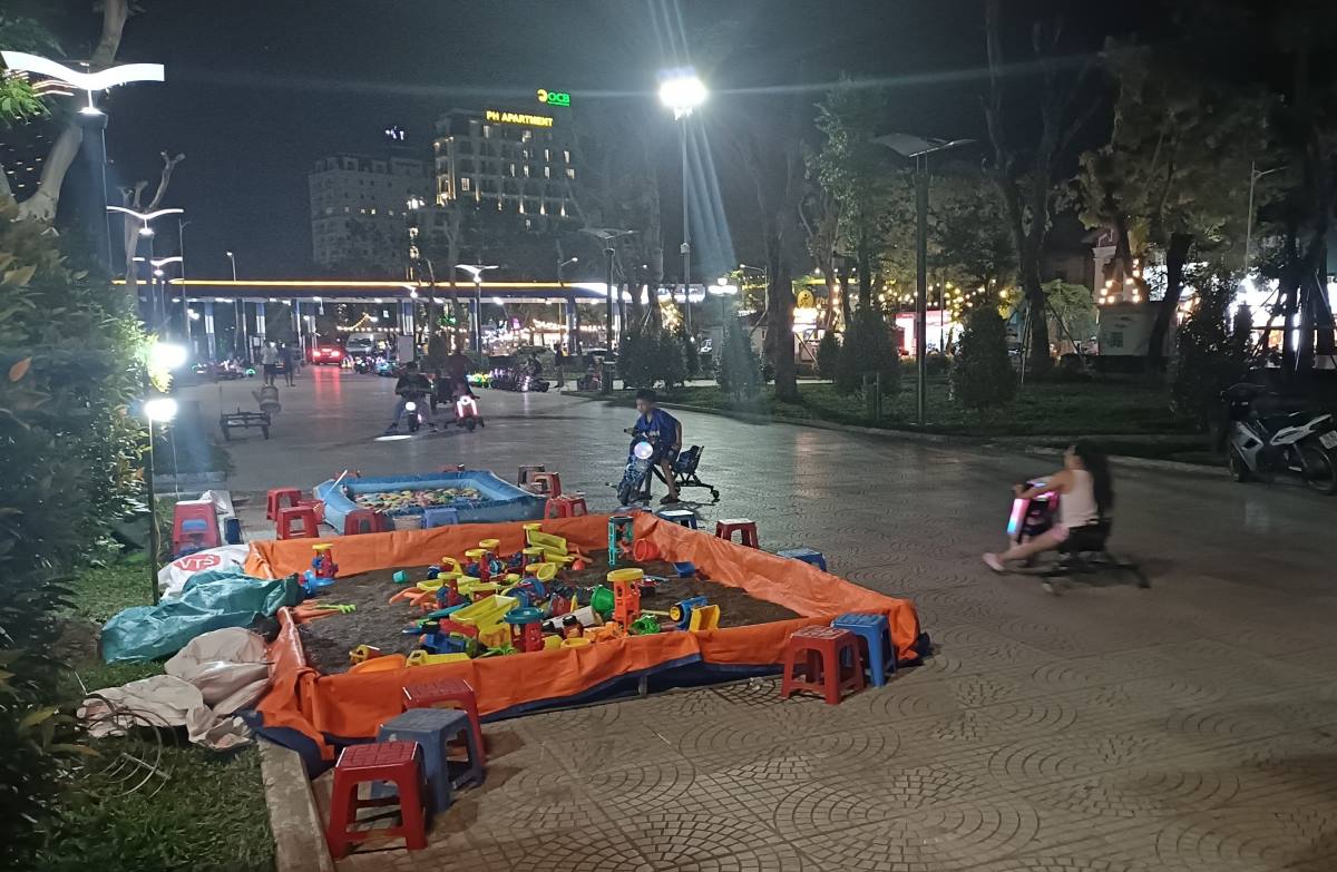 Chaos in the center of Hai Phong city. Photo: Hoang Khoi