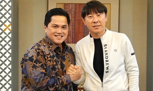 Huấn luyện viên Shin Tae-yong (phải) của tuyển Indonesia chịu nhiều áp lực từ Liên đoàn bóng đá Indonesia. Ảnh: PSSI