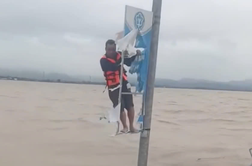 Mr. Thang and some others rescued a person who was clinging to an electric pole all night. Photo cut from clip