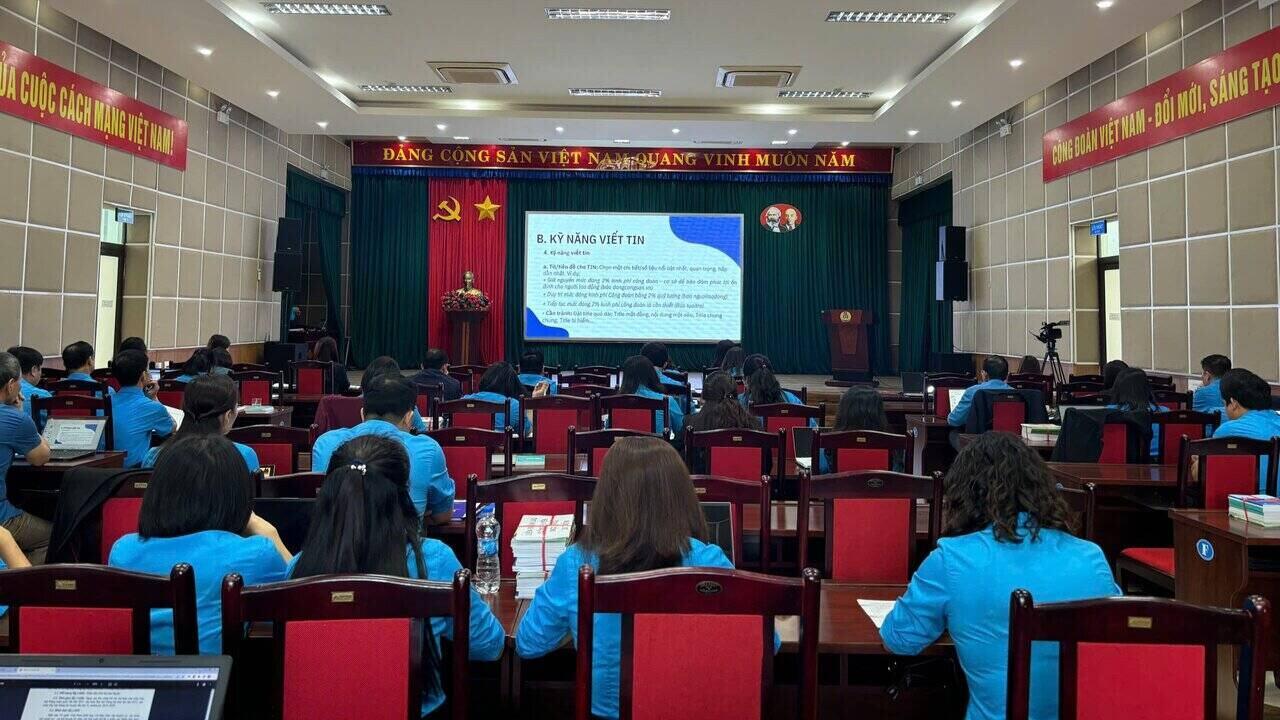 Son La Provincial Federation of Labor held a conference to disseminate and implement the contents of new documents and provide training to improve professional skills for full-time union officials. Photo: Minh Nguyen