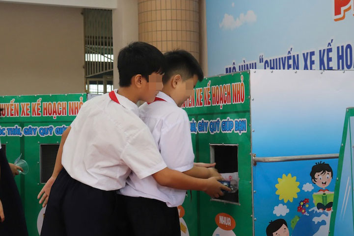 Small planned bus trip to support disadvantaged students in Da Nang. Photo: Nguyen Linh