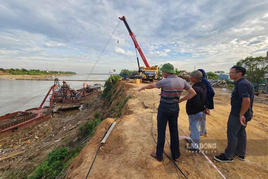 Công tác tháo dỡ, trục vớt phần cầu Phong Châu bị sập và các phương tiện dưới sông vẫn tiếp diễn. Ảnh: Tô Công.