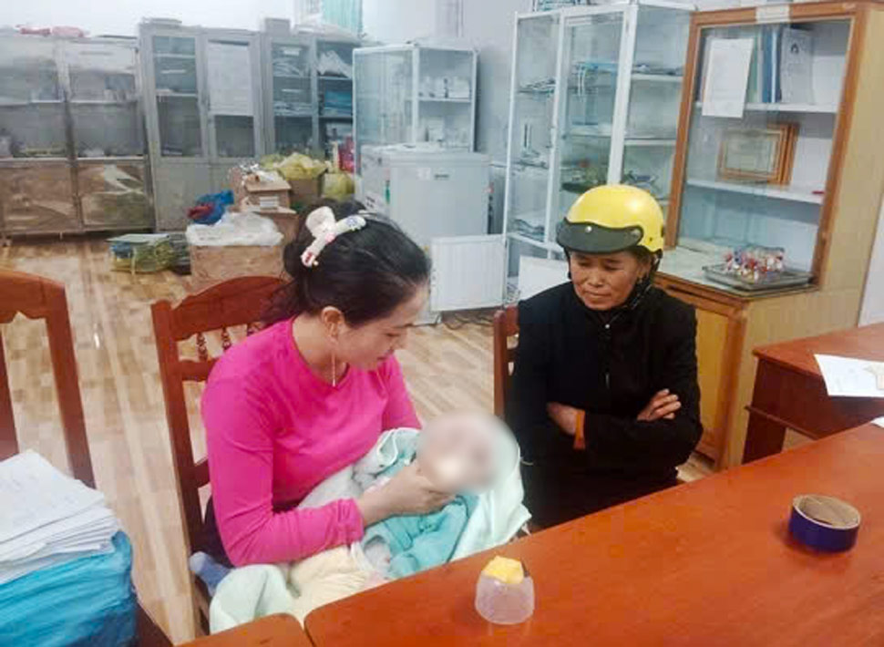 Local authorities have issued a notice to find relatives for a baby abandoned in front of a house in Binh Dinh. Photo: Truc Phong
