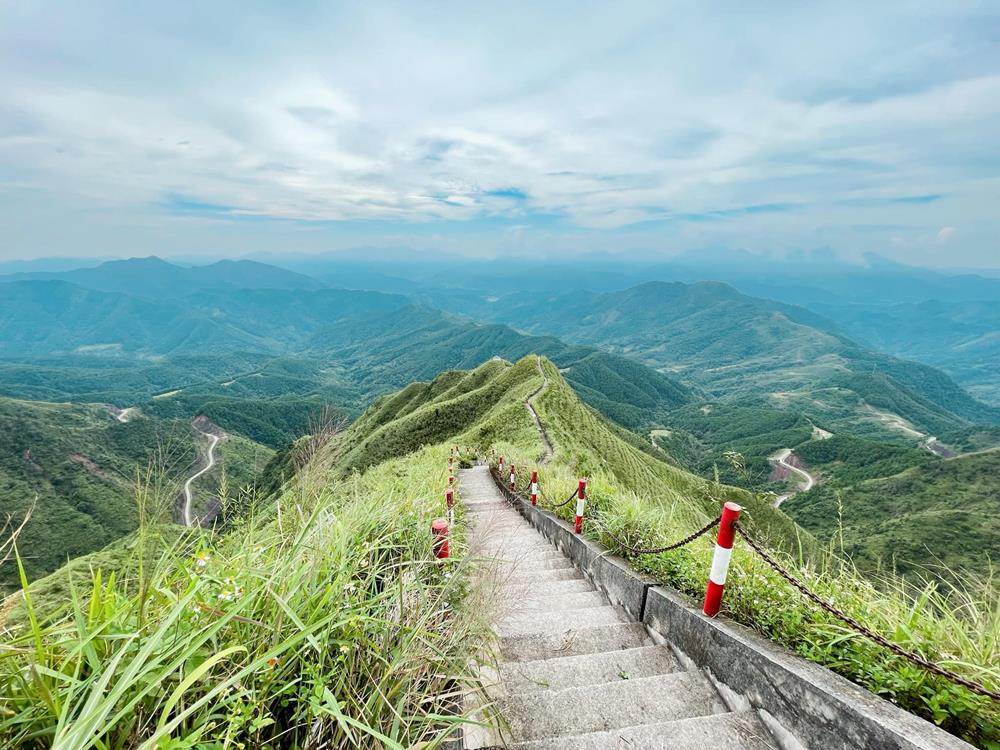 Di men theo con duong tuan bien quanh co, uon minh men theo suon nui, du khach phong tam mat ra xa de thay duoc su bao la va hung vi cua nui rung.