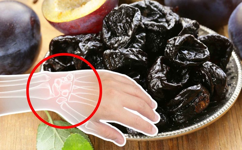 Dried plums are rich in nutrients that are good for bones and prevent osteoporosis. Graphics: Thanh Thanh