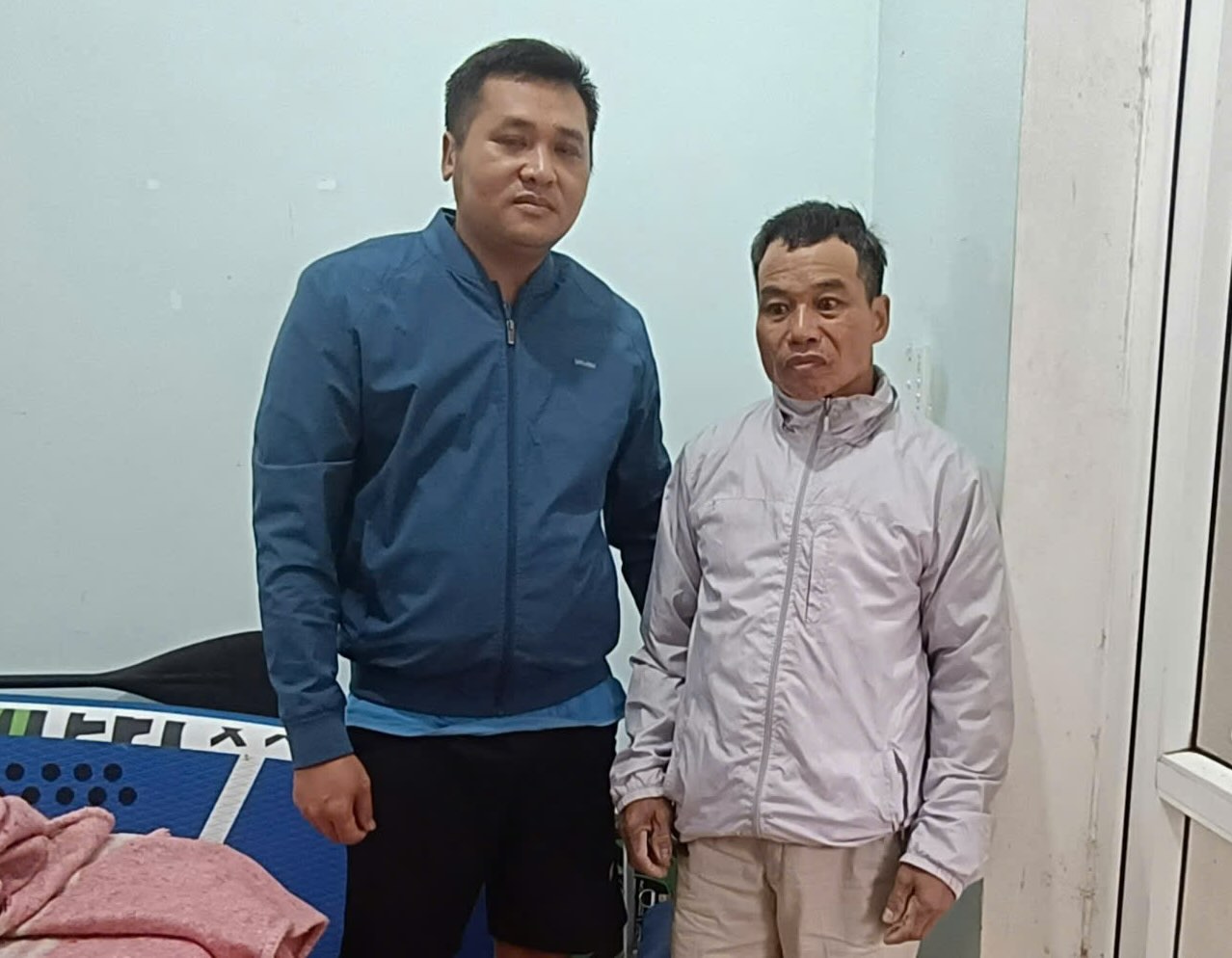 Mr. Duy (in white shirt) clung to the electricity pole all night and was saved by local people. Photo: Quang Binh Electricity