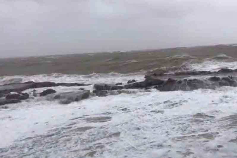 Waves damaged the breakwater protecting squid restaurants in Vung Ang, Ky Loi commune. Photo: Quang Tuan.