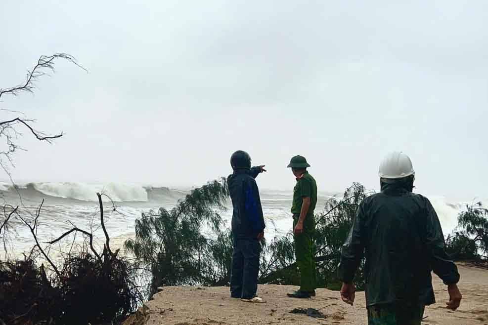 Song bien cung gay sat lo lon bo bien o xa Ky Loi lam do cay phi lao rung phong ho. Anh: Quang Tuan.