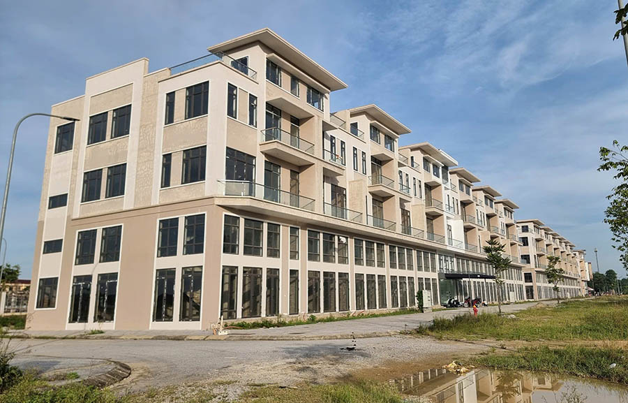 The segment of townhouses and shophouses in Vinh city is facing difficulties in reaching customers. Photo: Quang Dai