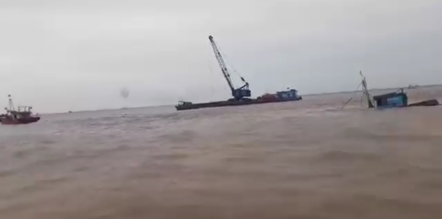 A fishing boat of fishermen in Thai Thuy district, Thai Binh province that sank was towed back to shore. Photo: Provided by local people