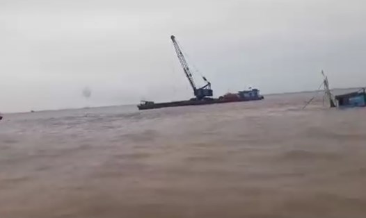 Tàu cá của ngư dân huyện Thái Thụy, tỉnh Thái Bình bị chìm được lai dắt về bờ. Ảnh: Người dân cung cấp