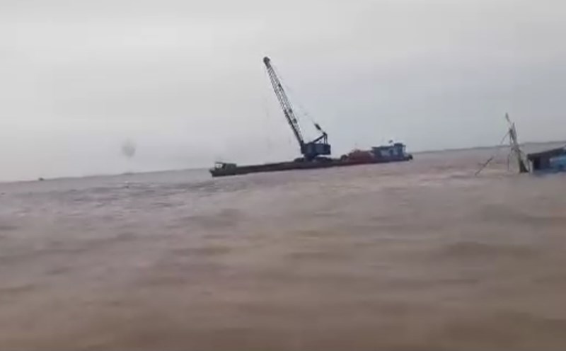 A fishing boat of fishermen in Thai Thuy district, Thai Binh province that sank was towed back to shore. Photo: Provided by local people